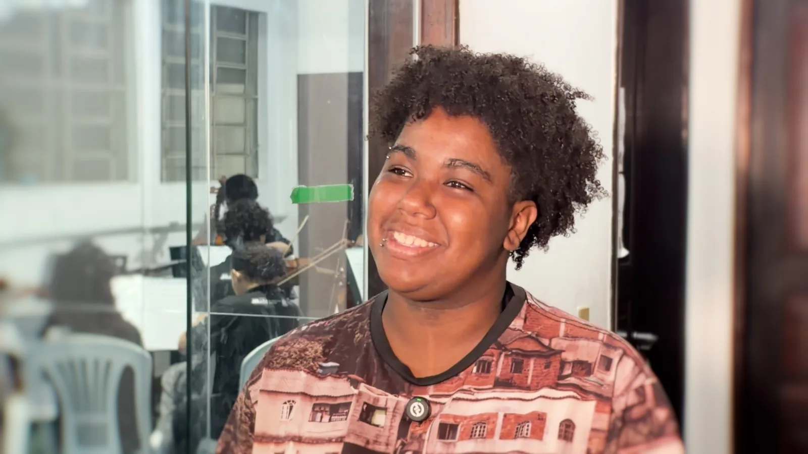 Jaddy Meira de Queiroz - cresceu junto com o Instituto, se tornou cantora e hoje orienta outras crianças