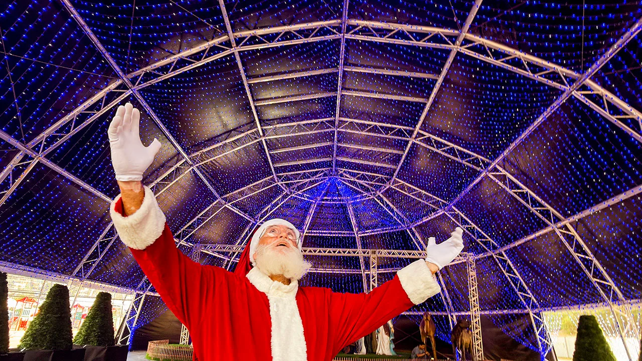 Já? Cariacica começa montagem de decoração de Natal