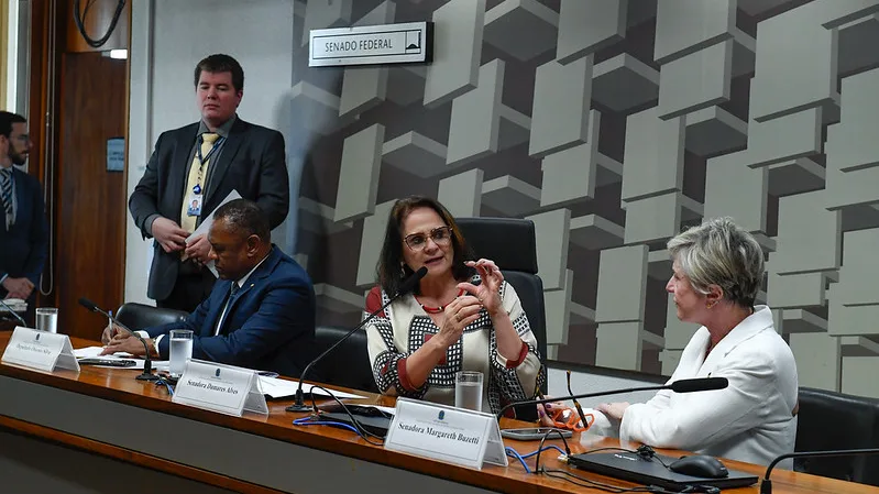 Damares diz que votará pelo fim da escala 6x1, mesmo admitindo que o tema ajuda Lula