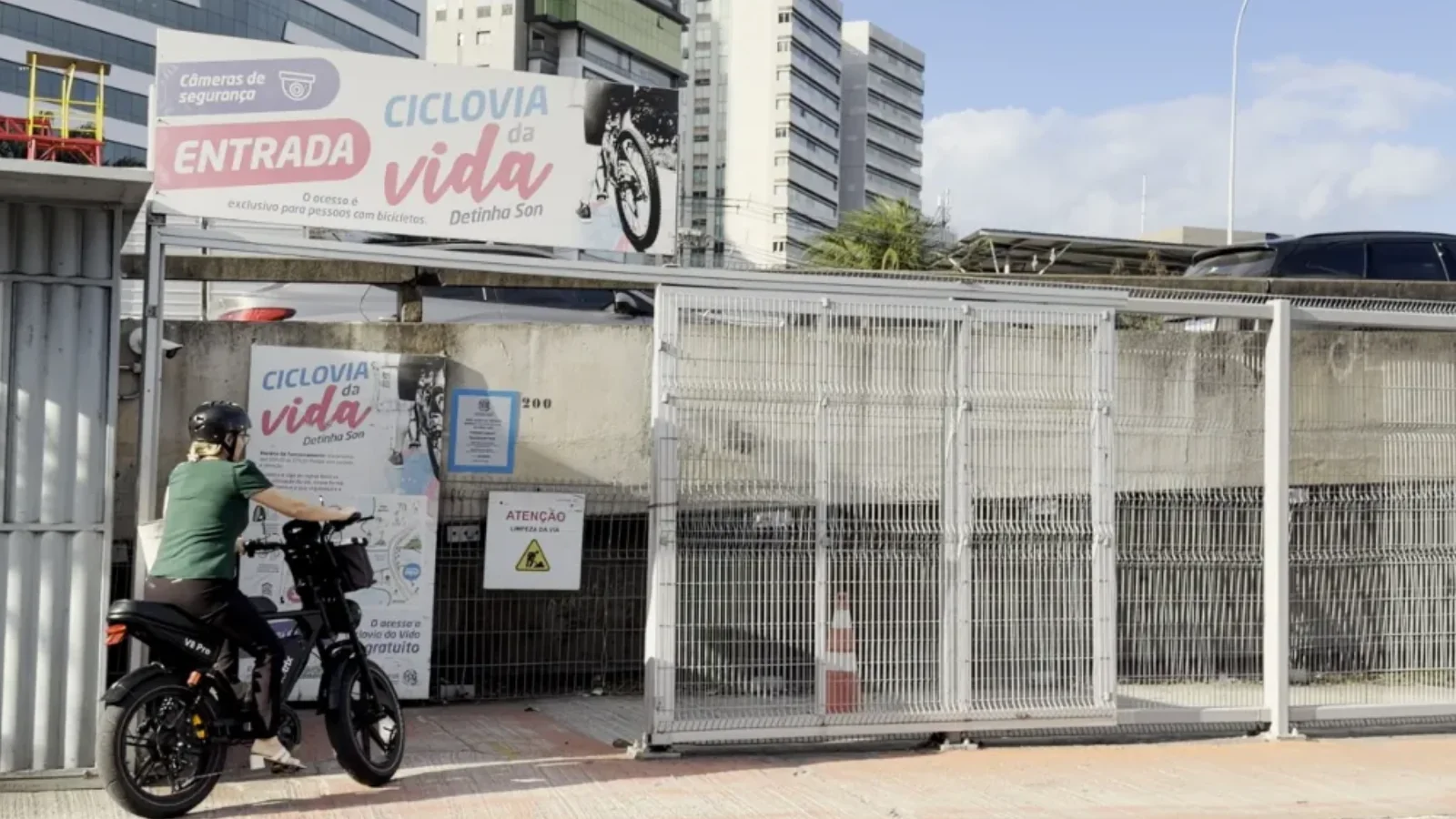 ciclista acessando a Ciclovia da Vida